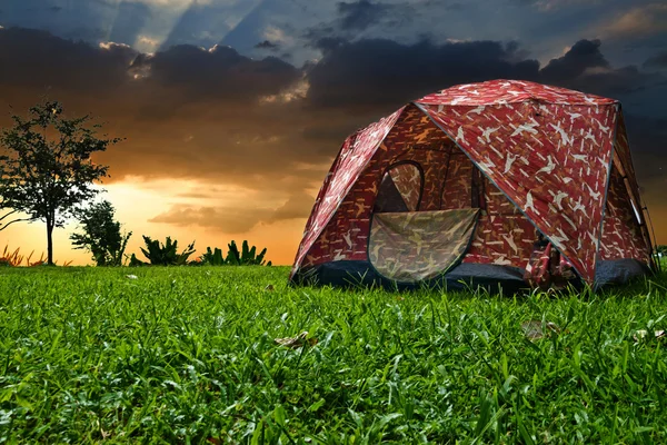 Acampamento turístico em uma montanha . — Fotografia de Stock