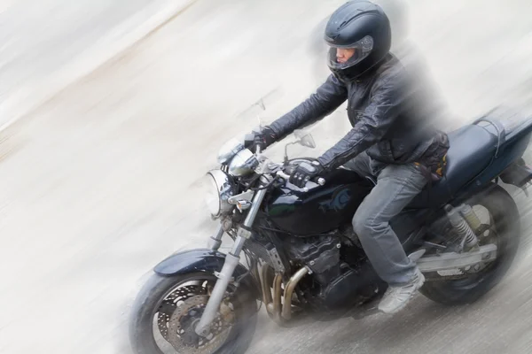 Motociclista con casco y chaqueta negra en la carretera . — Foto de Stock