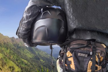 Onun kask göz Dağı tutan tartışır