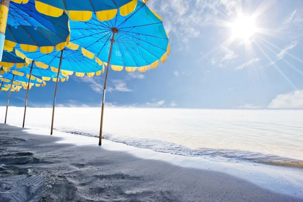 La playa y el paraguas de la playa de mediados de verano . —  Fotos de Stock