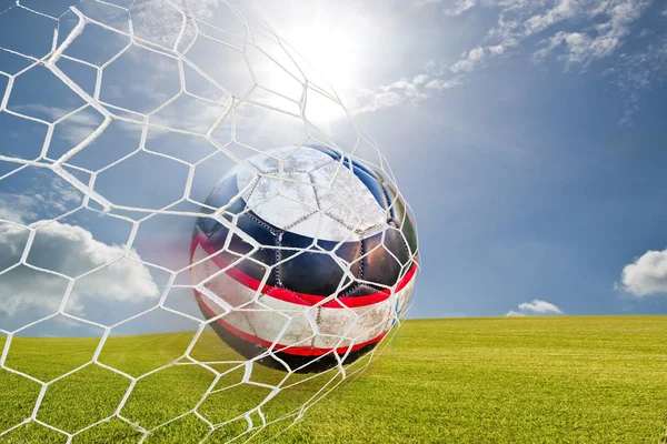 Voetbal in het doel — Stockfoto