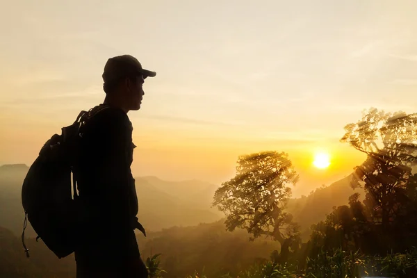 La silhouette dell'uomo in un punto di vista che domina la Thailandia centrale — Foto Stock