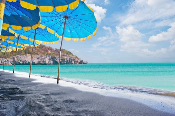 A praia e o guarda-chuva de praia de meados do verão . — Fotografia de Stock