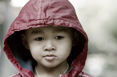 kış giysileri içinde mutlu küçük çocuk,