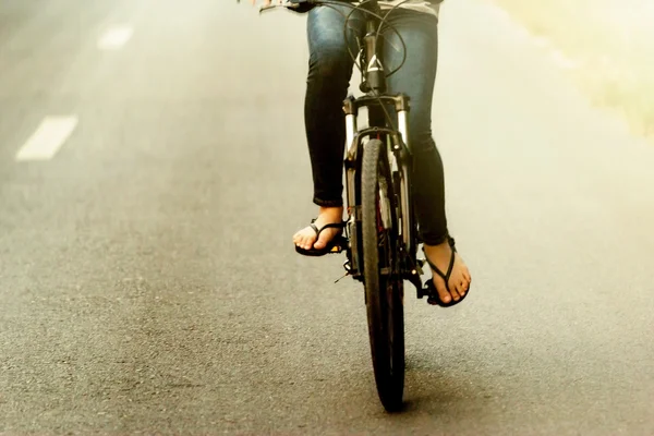 Mujer montando bicicleta en el campo — Foto de Stock