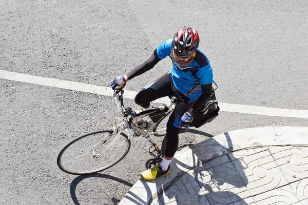 在城市里骑自行车的人 — 图库照片