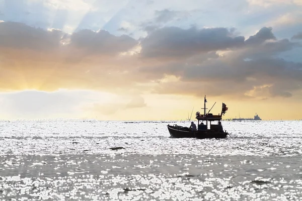 Nave da pesca nel mare delle Andamane Thailandia — Foto Stock