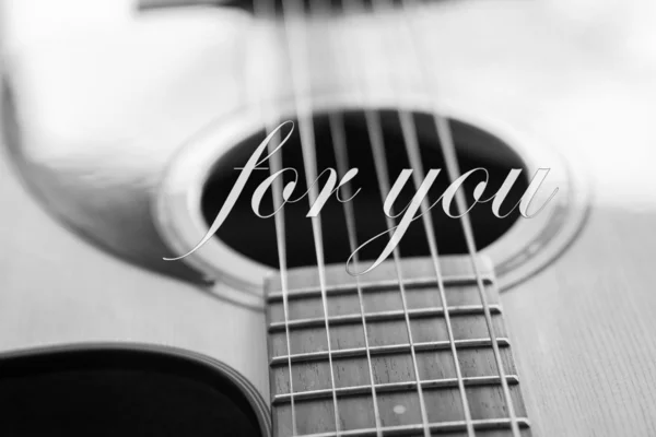 Guitarra acústica sobre fondo de madera vieja —  Fotos de Stock