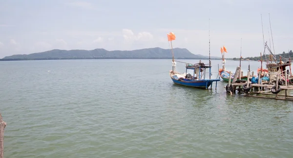 Pequenos barcos de pesca perto da ilha de Koh Chang. Tailândia — Fotografia de Stock