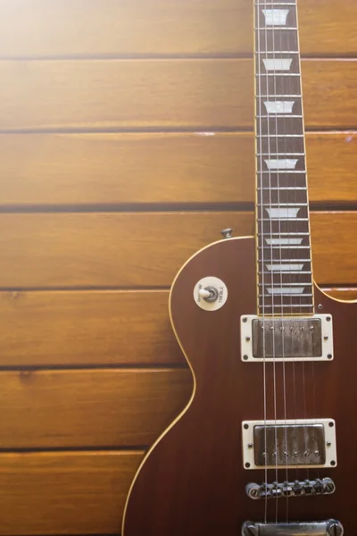Sunburst elektrische gitaar tot vaststelling van in een harde Shell elektrische gitaar — Stockfoto