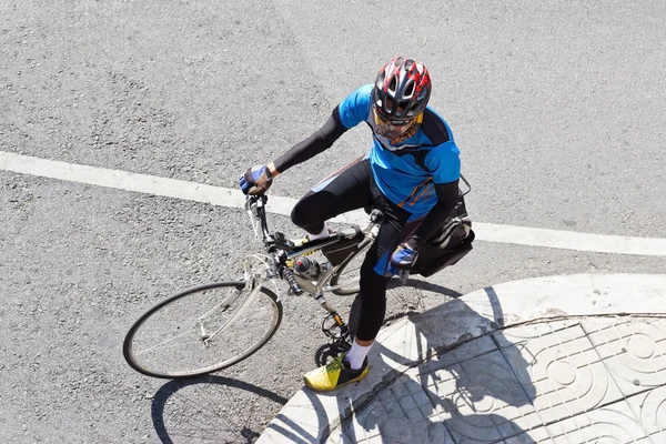 Man op de fiets in de stad — Stockfoto