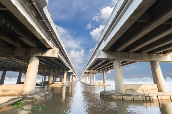 Cement bron över floden — Stockfoto