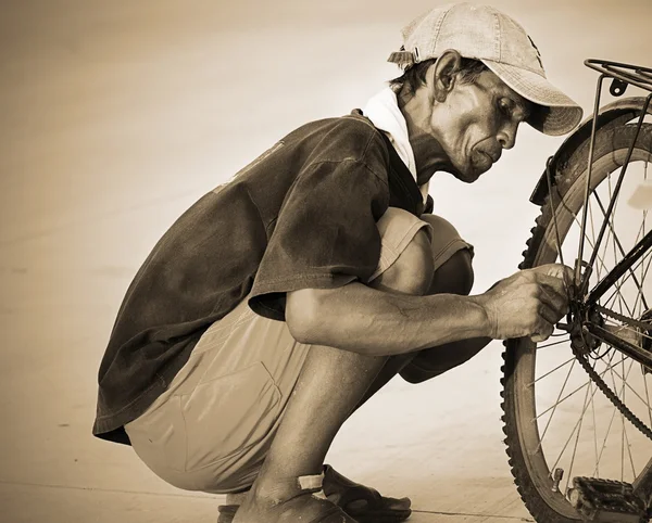 Man old repair a bicycle — Stock Photo, Image