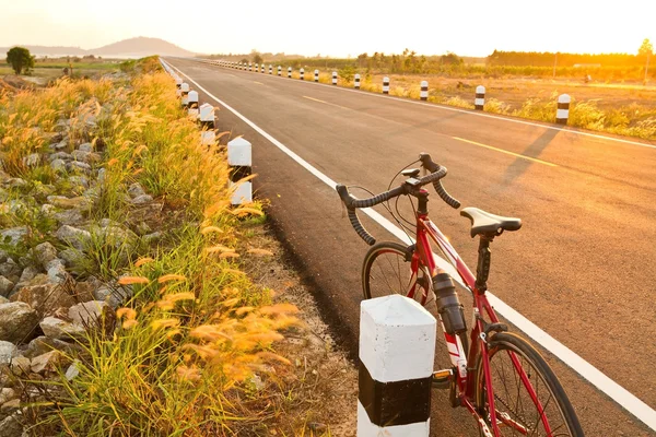 Cykla på vägen — Stockfoto