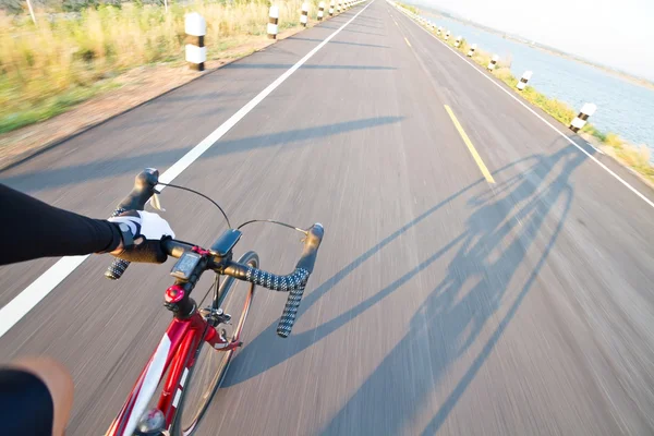 Road cykling vidvinkel hastighet skjuta — Stockfoto