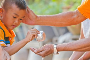 Tayland Songkran Festivali gülümseyen sevimli çocuk portresi kapatın 