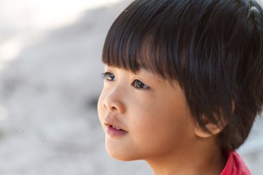 Sevimli küçük kız uzağa arıyorsunuz