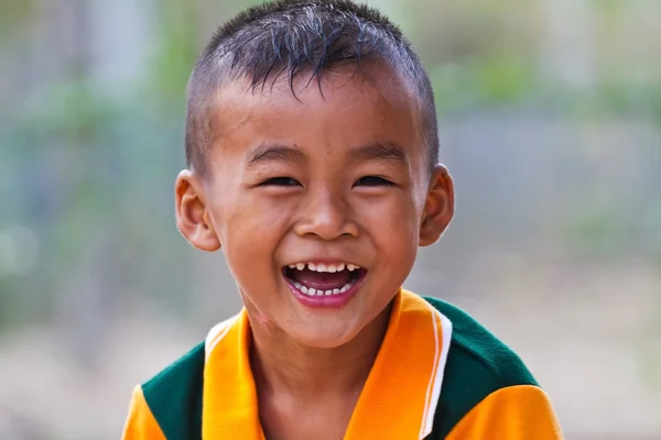 Parkta gülümseyen sevimli çocuk portresi yukarıya kapatmak — Stok fotoğraf