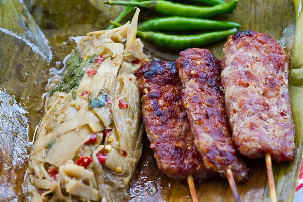 Salade Podravska stijl, soep Nor Mai, Thais eten. — Stockfoto