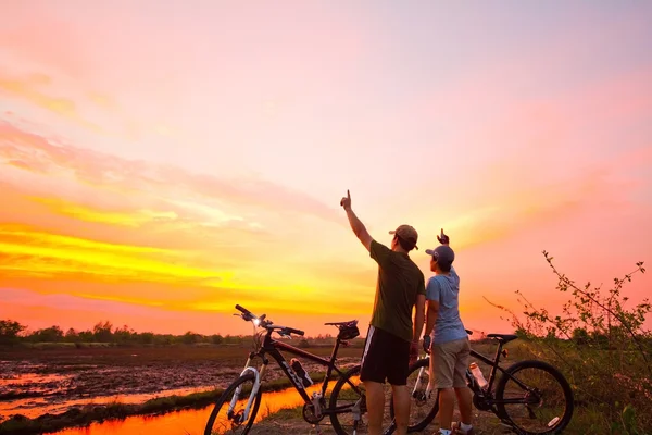 Rear View of a Young Man Berdiri dengan Sepeda di Sunset. Sembuhkan — Stok Foto