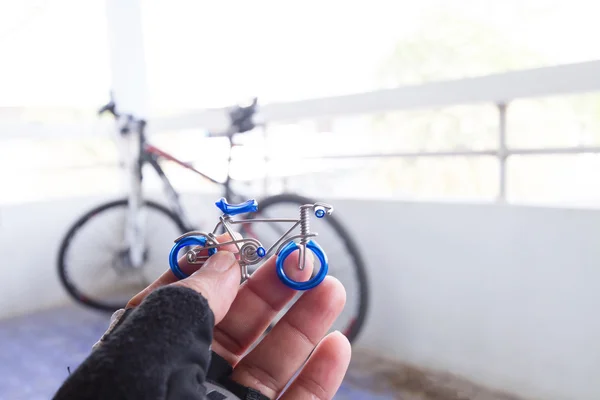 Closeup figuur fiets model met soft focus ondervraagt vintage stijl. — Stockfoto