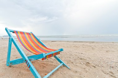 Sahildeki plaj sandalyesi.