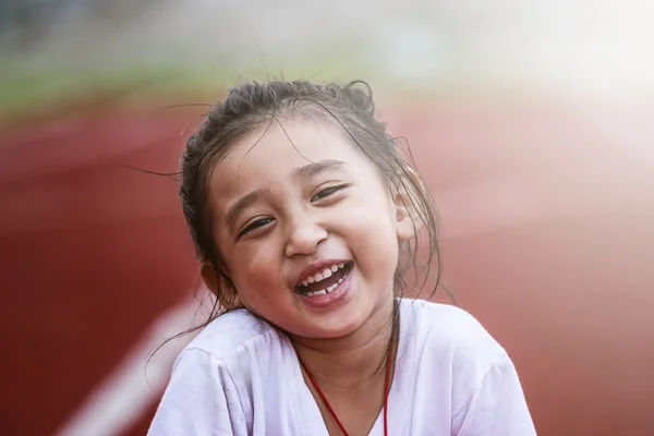 スポーツ スタジアムで陽気な女の子 — ストック写真