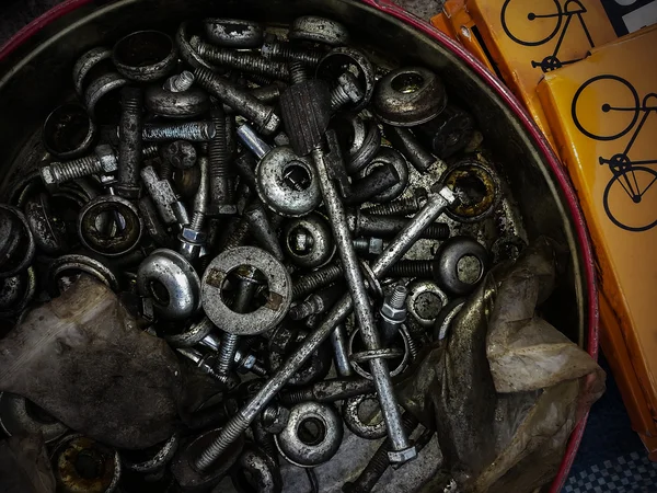 Tornillos, tornillos, arandelas y tuercas de los diferentes tamaños y — Foto de Stock