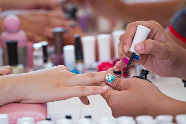 Mulher pinta suas unhas pintadas — Fotografia de Stock