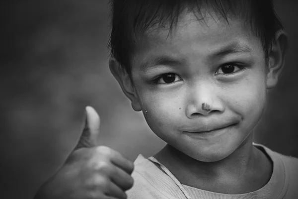 美しい小さな男の子を親指をあきらめて白の肖像画 — ストック写真