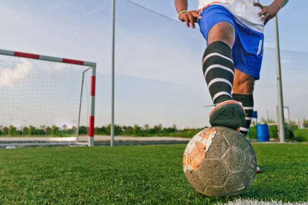 Gamla ball fotboll på gräs — Stockfoto
