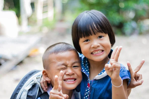 子どもたちが学校に日光の下での国の道路の上を歩く — ストック写真