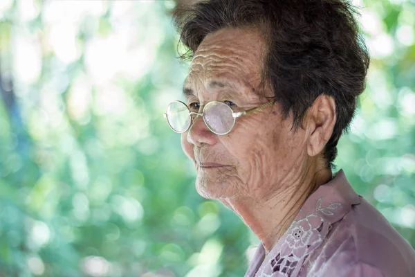 Porträtt av gamla kvinnan ler — Stockfoto