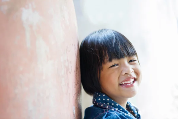 Porträt eines süßen kleinen asiatischen Mädchens mit zahmem Lächeln lizenzfreie Stockbilder