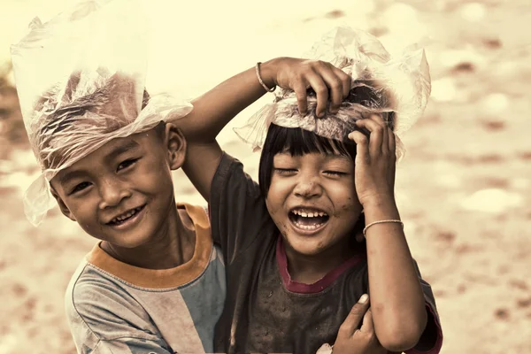 Retrato de linda niña asiática con sonrisa dentada —  Fotos de Stock