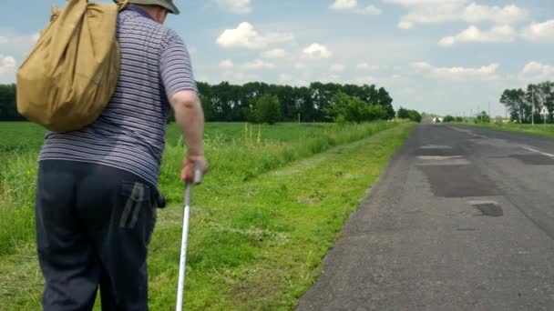 Senior Oekraïense Boer Met Wandelstok Dragen Zware Zak Verplaatsen Een — Stockvideo