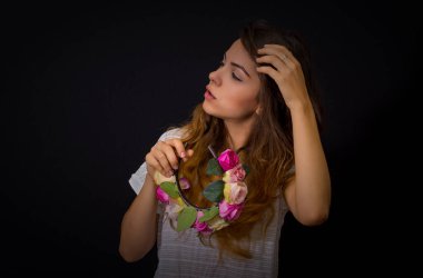 Çiçek açmaya çalışan güzel bir genç kızın hoş, sade portresi.