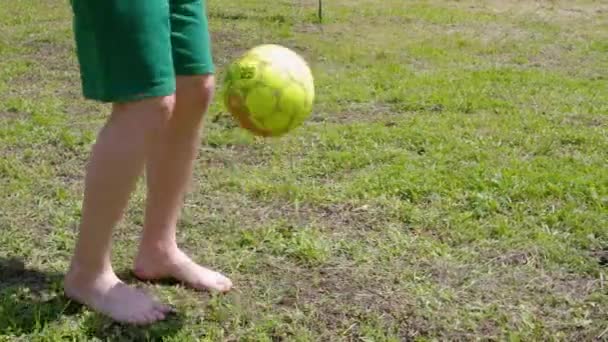 Anak Muda Memukul Bola Tanpa Alas Kaki Tanah Musim Semi — Stok Video