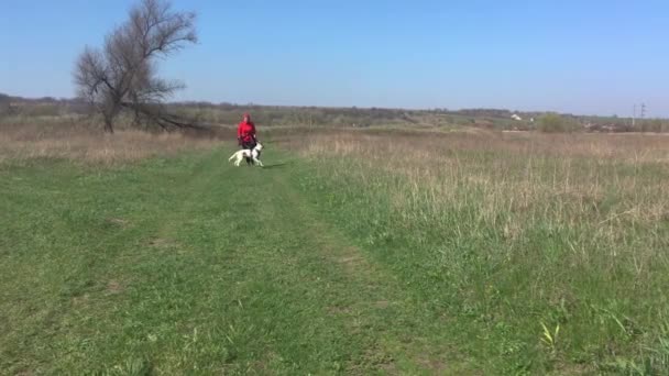 Vrouw Rennend Met Gemengd Ras Witte Hond Een Land Weg — Stockvideo