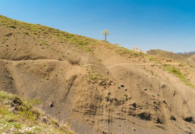 Karadeniz kıyısında, Kırım yarımadasında Sudak kasabası yakınlarındaki dağlarda iz süren ilkbahar manzarası