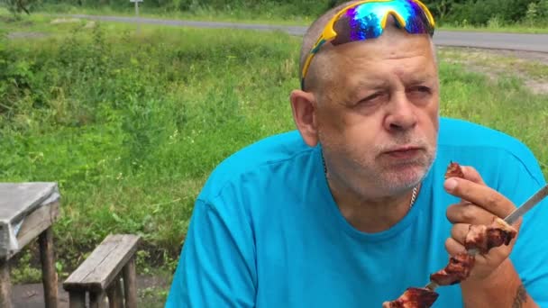 Älterer Mann Isst Georgisches Gericht Schaschlik Mit Vergnügen Während Straßenrand — Stockvideo