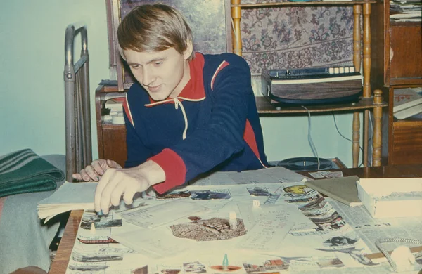 Vintage Porträt Eines Glücklichen Und Jungen Sowjetischen Studenten Beim Monopoly Stockfoto