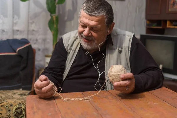 Innenporträt Positiver Ukrainischer Senior Bauer Der Alten Tisch Sitzt Und Stockbild