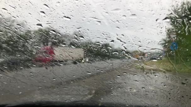 Deštivá Cesta Větrným Oknem Starém Autě Stojící Kraji Silnice — Stock video
