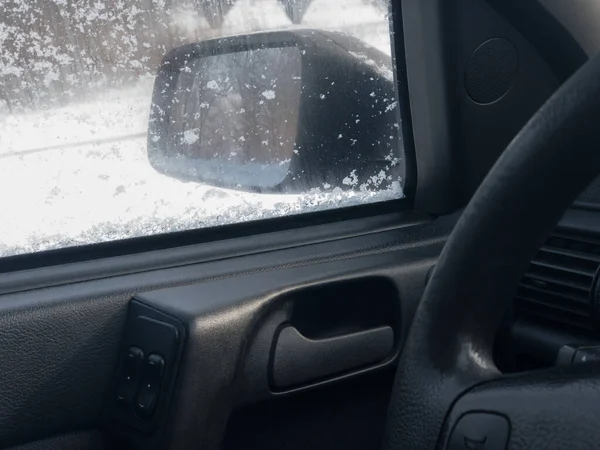 Вид Ліве Дзеркало Зсередини Класичного Сидіння Водія Автомобіля Зимовий Сезон — стокове фото