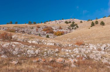 Babuhan Yaila doğal rezervi, Karadeniz kıyısı, Kırım yarımadası üzerindeki sakin sütun manzarası