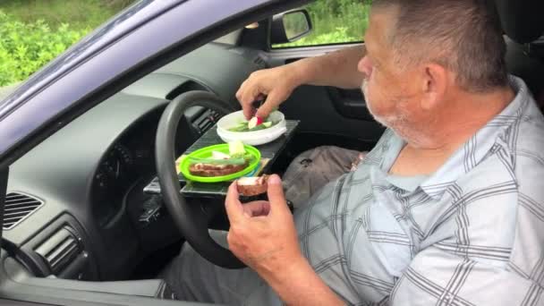 Caucasiano Idoso Saudável Comer Enquanto Sentado Dentro Carro Passageiros Assento — Vídeo de Stock