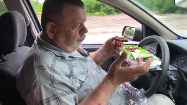 Kaukasisk Senior Knubbig Man Hälsosam Mat Medan Sitter Bilen Förarsätet — Stockvideo