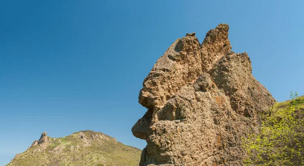 Paisaje Panorámico Primavera Con Forma Roca Inusual Similar Perfil Cara — Foto de Stock