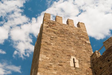 Sudak, Kırım, Ukrayna 'daki antik bir Ceneviz kalesinin duvar ve kulesi